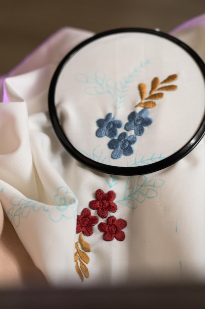 Ręczny haft na tkaninie